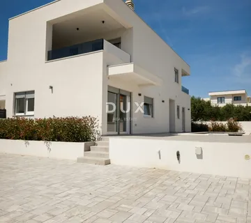 DALMACIJA, VODICE - Moderna dvoetažna kuća "Azura" s bazenom