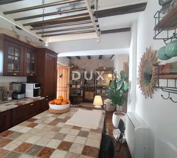 ŠIBENIK, STARI GRAD - Obnovljena kamena kuća 151 m² - Grebaštica, Šibenik