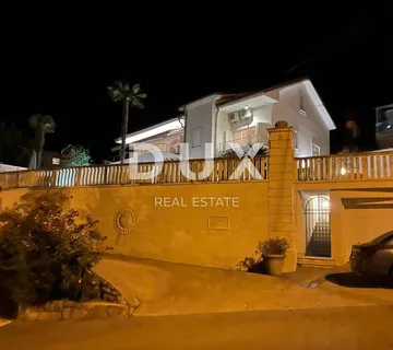 OPATIJA, IČIĆI- villa 250m2 s pogledom na more i s bazenom + uređena okućnica 500m2 - Ičići, Opatija