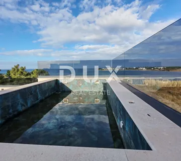 ZADAR, PRIVLAKA - Namješten penthouse s grijanim bazenom na krovnoj terasi! S5