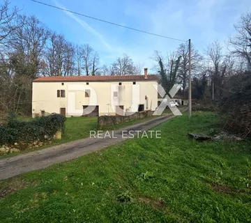 ISTRA, LABIN - Imanje s dvije samostojeće kamene kuće