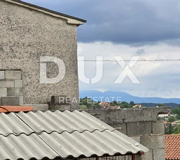 ISTRA, PAZIN, OKOLICA - Samostojeći objekt za adaptaciju s pogledom na Učku