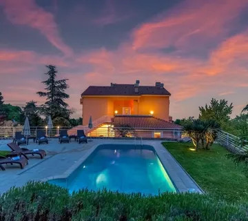 OPATIJA, LOVRAN- Apartmanska zgrada od 700m2 s bazenom + 6000m2 zemljišta s projektom za wellness resort s 28 soba