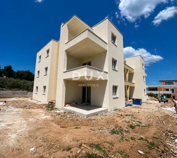 ŠIBENIK, VODICE – Stan u prizemlju s 133m2 vrta, NOVOGRADNJA!