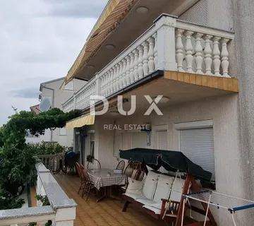 NOVI VINODOLSKI - Kuća sa tri apartmana, okućnicom, parkingom i pogledom na more