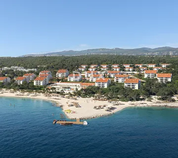 NOVI VINODOLSKI – Stan od 54m² u ekskluzivnom resortu, prvi red do mora s privatnom plažom
