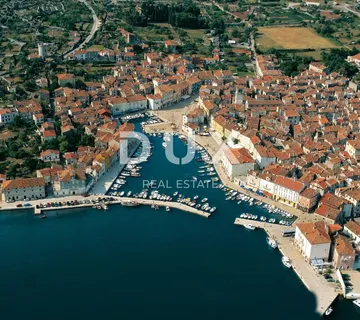OTOK CRES, GRAD CRES - stara jezgra kuća, restaurant, dvoetažni stan, apartmani