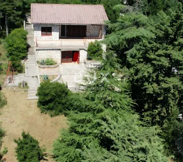 NOVI VINODOLSKI - Samostojeća kuća s prostranim zemljištem, samo 100 m od mora