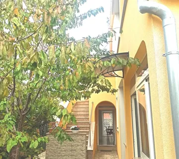 ISTRA, VALBANDON Kuća s 3 apartmana i dvorištem u blizini mora - Valbandon, Fažana
