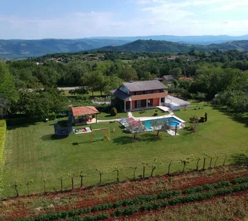 ISTRA, KAROJBA - Kuća s velikom okućnicom i pogledom