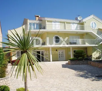 ZADAR, BRODARICA - Apartmanska kuća prvi red do mora