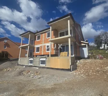 IČIĆI, POLJANE- dvojna kuća - započeta gradnja 225m2 s panoramskim pogledom na more + okoliš 620m2 - Poljane, Opatija
