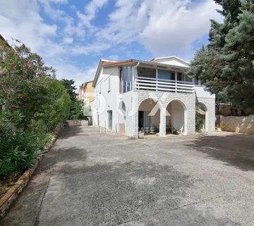 ISTRA, PULA - kuća sa tri stana i poslovnim prostorom!