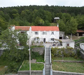 RIJEKA, HRELJIN- dvojna kuća 150m2 s pogledom na more + okoliš 1450m2 - Hreljin, Bakar
