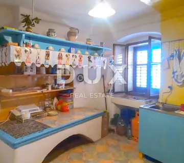 Otok Cres, Grad Cres - Stan U Srcu Cresa – Savršena Lokacija Blizu Mora!