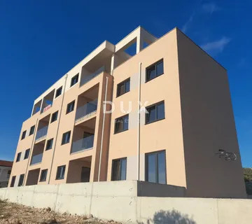PRIMOŠTEN, DOLAC – Stan u prizemlju s vrtom i savršenim pogledom