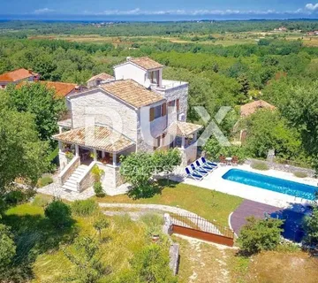 ISTRA,VIŠNJAN - Imanje od dvije kamene kuće okružene prirodom i pogledom na more