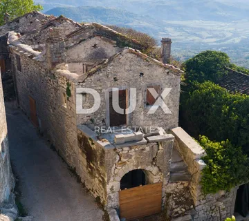 ISTRA, PIĆAN - 3 kuće u nizu za adaptaciju s vrtom, panoramski pogled, prilika!