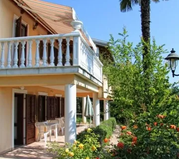 OPATIJA - obiteljska kuća s dva apartmana za iznajmljivanje
