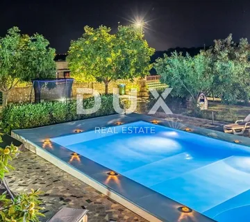 ISTRA, PULA Vila s bazenom i 2 apartmana na prostranoj okućnici 1700 m2 - Jadreški, Ližnjan
