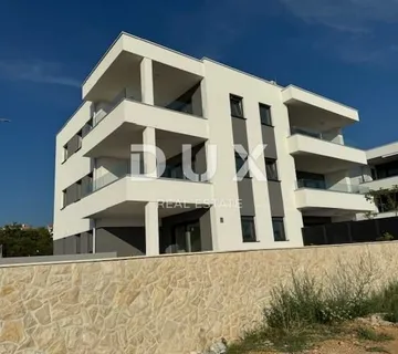 OTOK PAG, NOVALJA - izuzetan 3s+db stan na top lokaciji