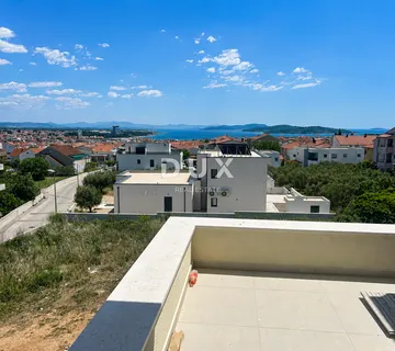 ŠIBENIK, VODICE – Stan na zadnjem katu s panoramskim pogledom na more