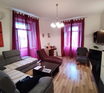 ISTRA, PULA - Prostrani stan u centru grada!