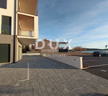 ŠIBENIK, VODICE - Poslovni prostor P1 s terasom pokraj mora - Srima, Vodice