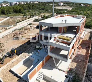 ŠIBENIK, VODICE – Penthouse s panoramskim pogledom na more, luksuz koji diše slobodom i svjetlom