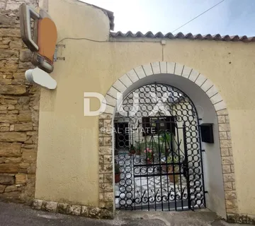 ISTRA, BUJE - Kuća s restoranom u centru Buja, pogled na more