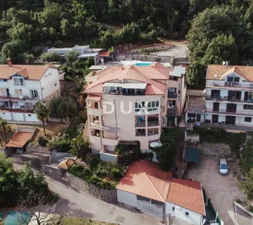 OPATIJA - stan u stambenoj zgradi sa zatvorenom terasom samo 200 metara od plaže