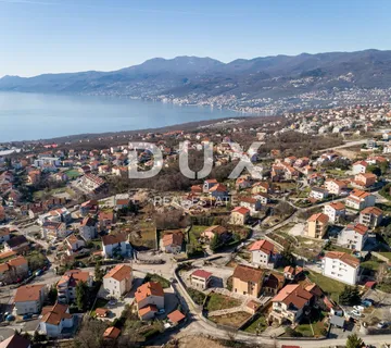 RIJEKA, KASTAV - građevinsko zemljište 2.451 m2 + 1.930 m2 s pogledom na more za stambenu zgradu - stanove / apartmane / obiteljsku kuću / villu! PRILIKA!!!