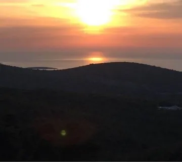 HVAR- zemljište 30000m2 s pogledom na more i s projektom za boutique hotel ili luxuznu villu