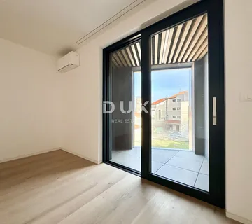 UMAG, CENTAR - Stan u luksuznoj novogradnji, prvi red do mora
