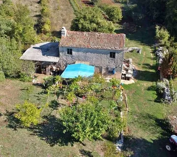 ISTRA, LABIN - Imanje na osami sa samostojećom kamenom kućom za renovaciju