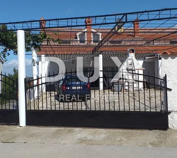 ISTRA, PULA - Velika obiteljska kuća s 2 apartmana, konobom i garažom - Vinkuran, Medulin