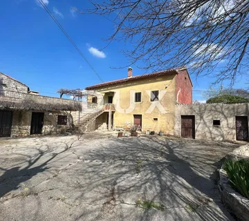 ISTRA, SVETVINČENAT - Kamena kuća s građevinskim zemljištem
