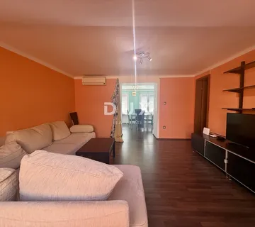 Rijeka, strogi centar, 66 m2, useljiv, investicija, treći kat