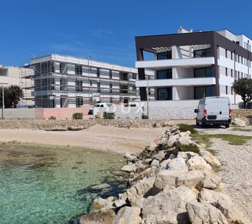OTOK PAG, MANDRE - Atraktivan dvoetažan stan s vrtom prvi red do mora! S2 - Mandre, Kolan