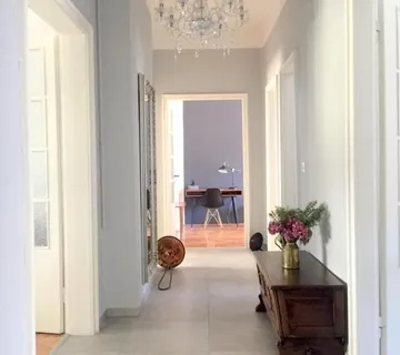 ISTRA, PULA - Prekrasni stan u centru s terasom! DUGOROČNI NAJAM!