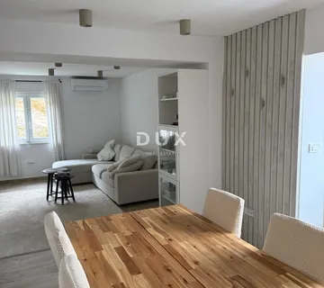 OTOK VIS, VIS - Stan u 2. redu od rive, potpuno renoviran i namješten