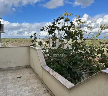 ZADAR, DEBELJAK - Prostrana kuća s pomoćnim objektom/apartmanom - Debeljak, Sukošan