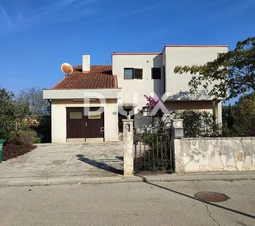 ISTRA, PULA - Obiteljska kuća na mirnoj lokaciji!