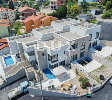 OPATIJA, LOVRAN - namještena kuća u nizu s privatnim bazenom samo 150 metara od plaže, novogradnja
