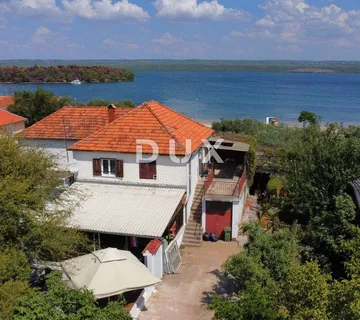 ŠIBENIK RASLINA - Samostojeća kuća s poslovnim prostorom, 2. red od mora - Raslina, Šibenik
