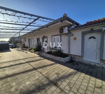 ŠIBENIK, PIROVAC – Kuća s 3 stana i dvorištem, 300 m od mora