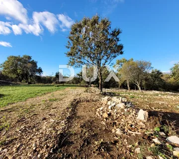 Otok Krk, Šilo - Očišćeno, ravno poljoprivredno zemljište, buduće građevinsko, 600m do prekrasnih plaža, mora i supermarketa s pristupnim putem ! - Šilo, Dobrinj