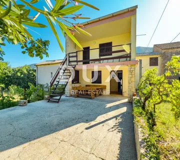 OTOK KRK, BAŠKA (okolica) - Kamena kuća s velikom okućnicom