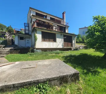 OPATIJA, MATULJI - Kuća s 4 stana i puno potencijala okružena obiteljskim kućama i zelenilom