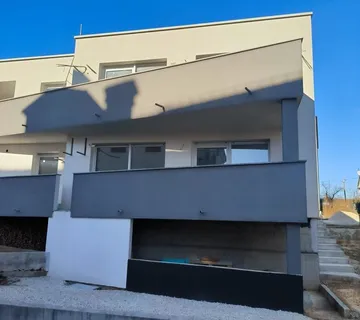 ISTRA , ROVINJ Dvojna kuća na izvanrednoj lokaciji- 500 metara od mora!